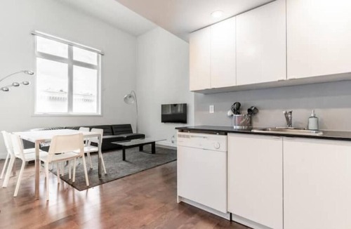 Shaughnessy Village Apartment | Bright Spacious Apt Downtown MTL