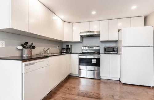 Shaughnessy Village Apartment | Bright Spacious Apt Downtown MTL