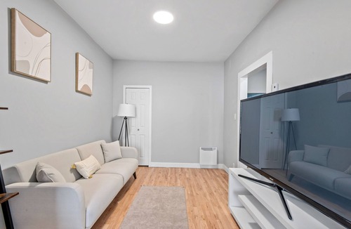 De Lorimier Apartment | Bright,spacious Apt, Fully Equipped, W/balcony, and Air Conditioning