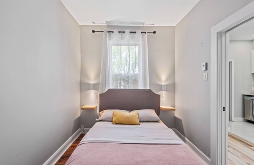 De Lorimier Apartment | Bright,spacious Apt, Fully Equipped, W/balcony, and Air Conditioning