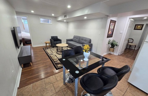 Richmond Hill House | BRIGHT & SPACIOUS 2 BEDROOM SUITE | FULLY EQUIPPED, MINUTES TO TRANSIT & TORONTO