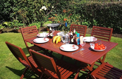 Auchengray House | Bright, spacious centrally-located 3-bedroomed house with ample free parking.