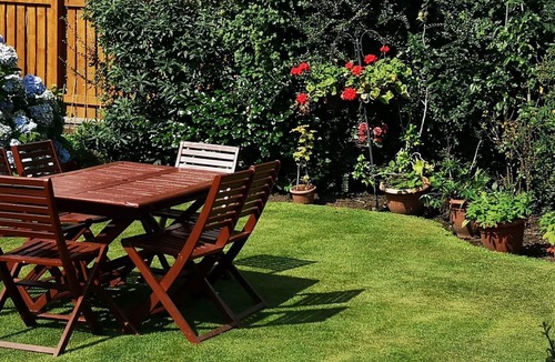 Auchengray House | Bright, spacious centrally-located 3-bedroomed house with ample free parking.