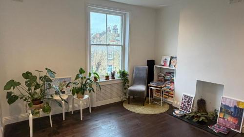 Brixton Hill Apartment | Bright, Spacious, Charming & Fully Equipped Victorian Flat in Quiet Brixton
