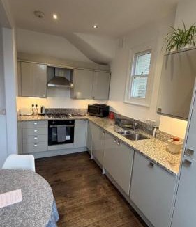 Brixton Hill Apartment | Bright, Spacious, Charming & Fully Equipped Victorian Flat in Quiet Brixton