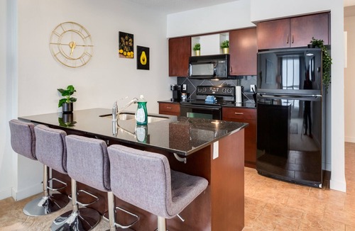 Haysboro Apartment | Bright spacious Condo 10mins from downtown