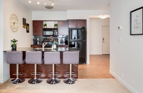 Haysboro Apartment | Bright spacious Condo 10mins from downtown