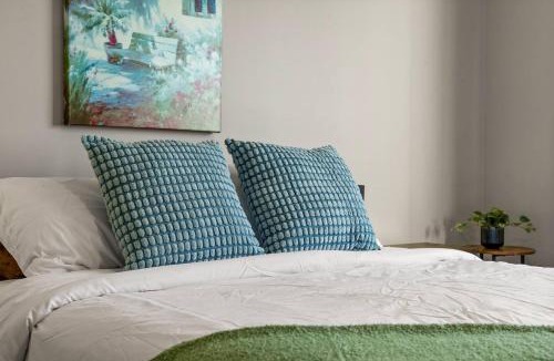 Southwest Calgary House | Bright & Spacious Family Retreat