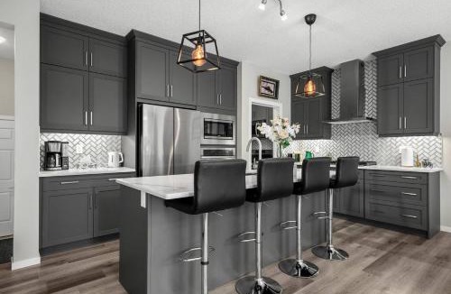 Southwest Calgary House | Bright & Spacious Family Retreat