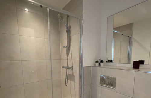 Broad Green Apartment | Bright & Spacious Flat In London