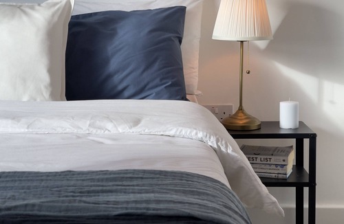 Broad Green Apartment | Bright & Spacious Flat In London