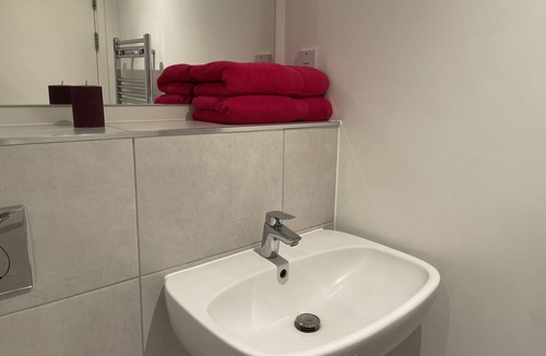 Broad Green Apartment | Bright & Spacious Flat In London