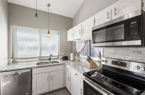 Medical Center District House | Bright Spacious Garden Home by South Texas Medical Center