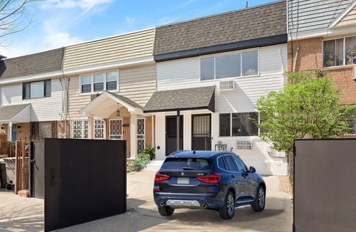 Bushwick House | Bright & Spacious Garden Apartment with workspace in Vibrant Bushwick + Parking!