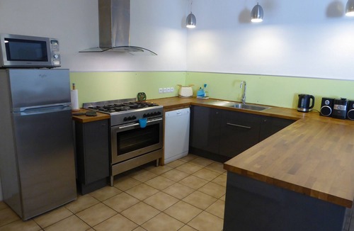 Neffies Apartment | Bright, Spacious Gite With Private Heated Pool And Courtyard Garden.
