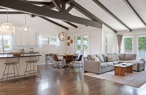 Van Nuys House | Bright Spacious Home With Office, BBQ & Backyard