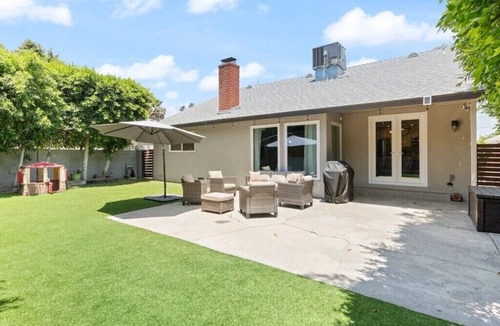 Van Nuys House | Bright Spacious Home With Office, BBQ & Backyard