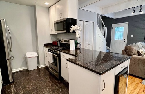 Park West Apartment | Bright & Spacious Lincoln Park Gem – Sleeps 9!