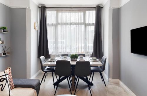 Stonebridge Apartment | Bright & Spacious London Flat - Sleeps 9