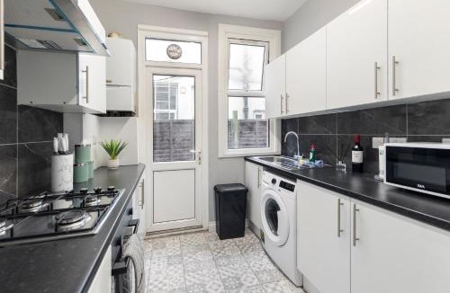Stonebridge Apartment | Bright & Spacious London Flat - Sleeps 9