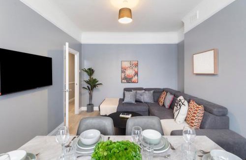 Stonebridge Apartment | Bright & Spacious London Flat - Sleeps 9