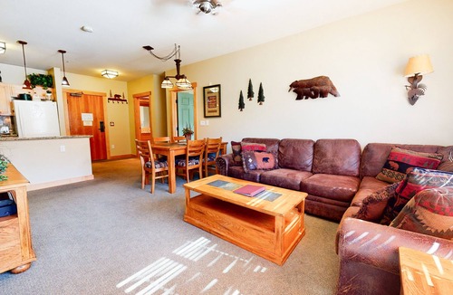 Mammoth Lakes Condo | Bright Spacious Mountain Modern! Quiet Location near Biking Trails, Pool