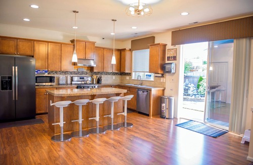 Kent House | BRIGHT & SPACIOUS MODERN HOUSE WITH GORGEOUS LANDSCAPE + ACnSEATTLE-KENT
