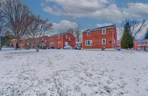 Lochearn House | Bright & Spacious – Near Downtown - Full Kitchen- Workspace, Laundry