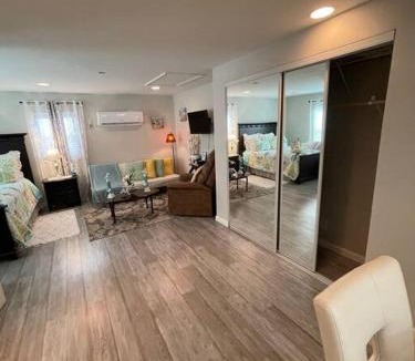Southside Apartment | Bright Spacious Studio Near City and Palm Beach