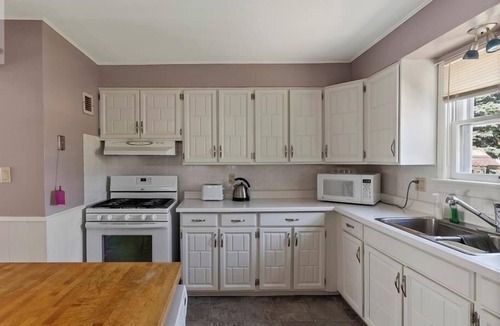 Chatham-Kent House | Bright & Spacious Traditional Chatham home near Downdown