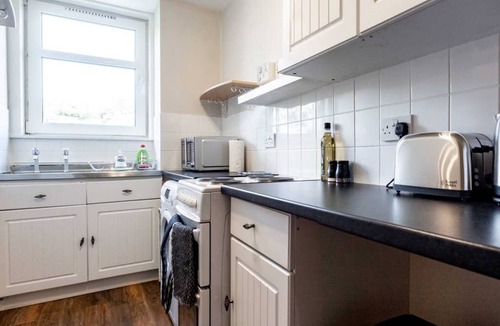 Glenisla Apartment | ☆Bright, Spacious West-End Flat, Near University☆