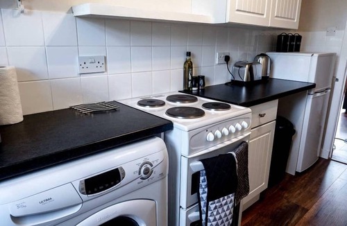 Glenisla Apartment | ☆Bright, Spacious West-End Flat, Near University☆
