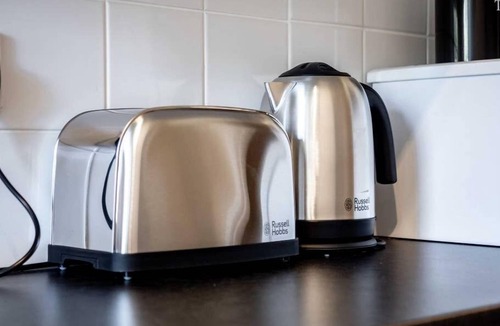 Glenisla Apartment | ☆Bright, Spacious West-End Flat, Near University☆