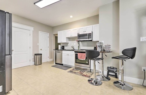 Memorial Square Apartment | Bright Springfield Apartment w/2 Balconies!