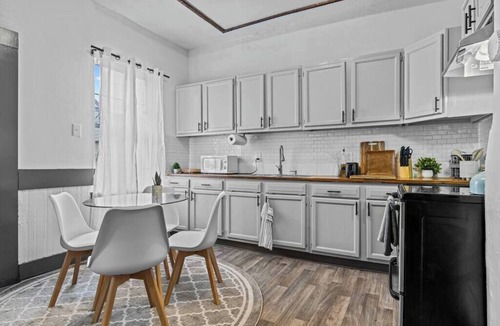 Portsmouth Apartment | Bright stay near shipyard w/parking