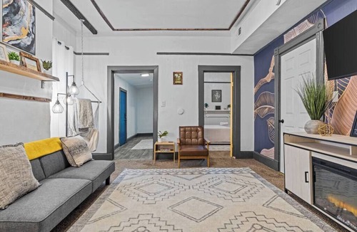 Portsmouth Apartment | Bright stay near shipyard w/parking