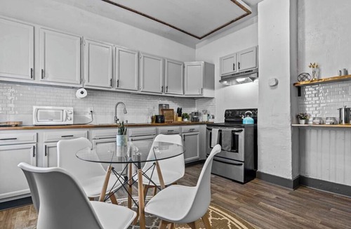 Portsmouth Apartment | Bright stay near shipyard w/parking