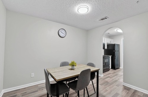 Stockbridge Apartment | Bright Stockbridge condo with full kitchen