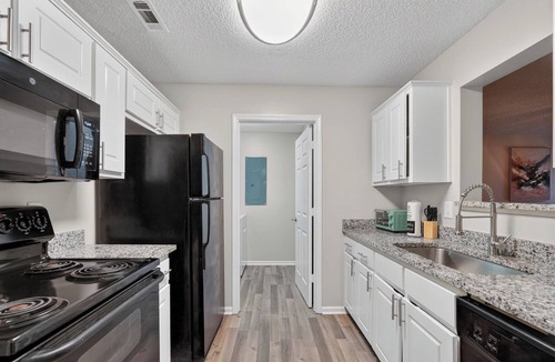 Stockbridge Apartment | Bright Stockbridge condo with full kitchen