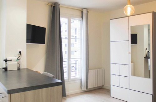 Clichy Apartment | Bright studio apartment on the outskirts of Paris