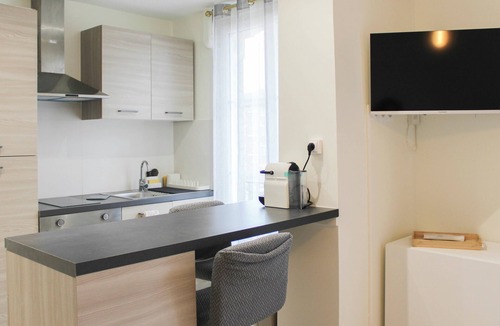 Clichy Apartment | Bright studio apartment on the outskirts of Paris