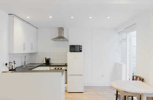 Parsons Green and Walham Apartment | Bright Studio Flat with Private Patio, Fulham