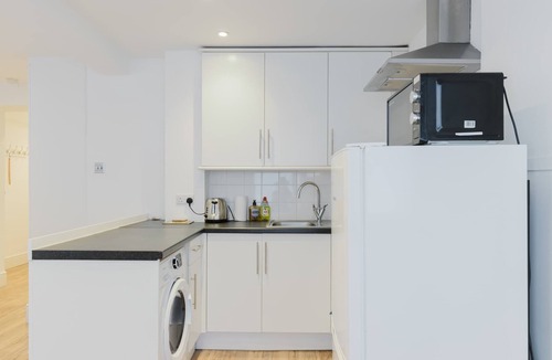 Parsons Green and Walham Apartment | Bright Studio Flat with Private Patio, Fulham