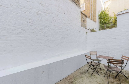 Parsons Green and Walham Apartment | Bright Studio Flat with Private Patio, Fulham