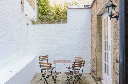 Parsons Green and Walham Apartment | Bright Studio Flat with Private Patio, Fulham