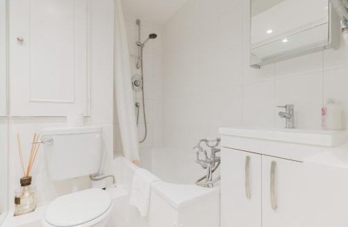 Parsons Green and Walham Apartment | Bright Studio Flat with Private Patio Fulham