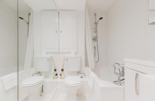 Parsons Green and Walham Apartment | Bright Studio Flat with Private Patio Fulham