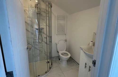 Bensham Manor Apartment | Bright Studio in Thornton Heat