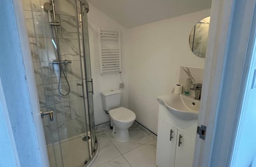 Bensham Manor Apartment | Bright Studio in Thornton Heat