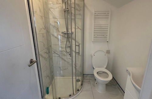 Bensham Manor Apartment | Bright Studio in Thornton Heat